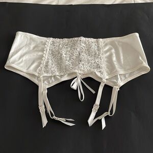 NWOT White silky satin garter belt with lace and subtle sequins in the middle